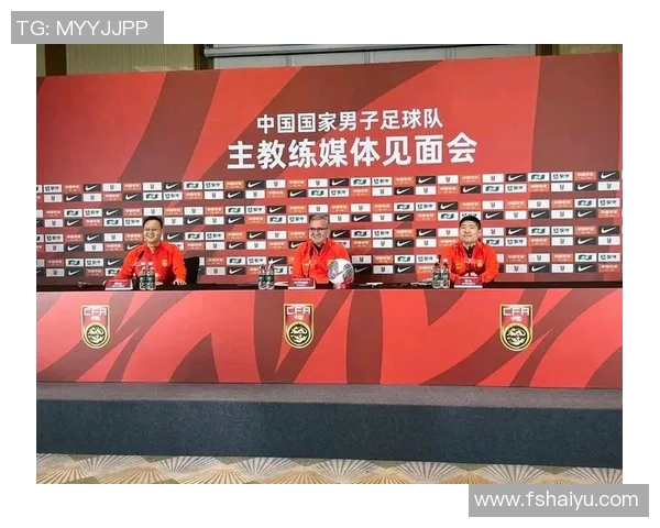 国足主帅亲自深入基层选拔新人 引发现场热烈围观吸引众多球迷关注